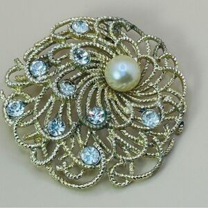Vintage 1950s to 1970s gold tone , filigree brooch.